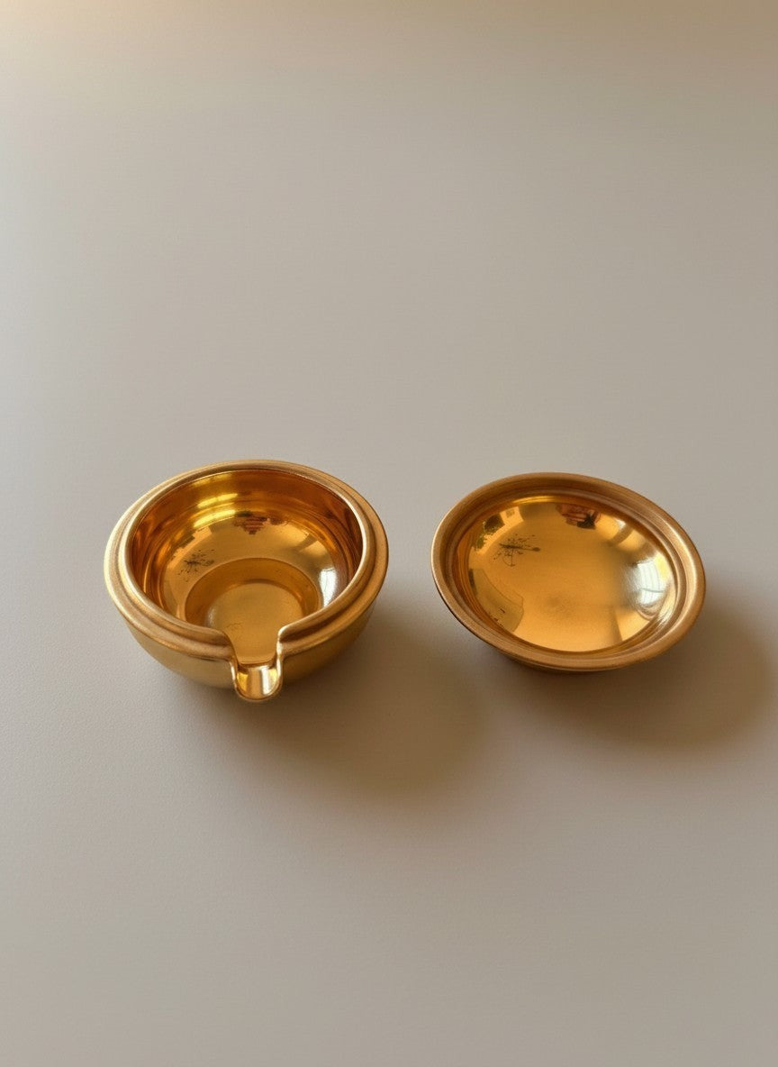 Atlas & Arden gold lustre porcelain ashtray, hand-painted by Augarten Wien. Small, round dish with a gilded interior and exterior, featuring a small notch for a cigarette.
