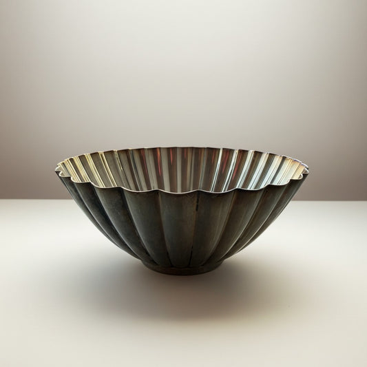 Atlas & Arden Reed & Barton silverplate bowl with radiating flutes and scalloped rim, pedestal foot. Mid-20th century.
